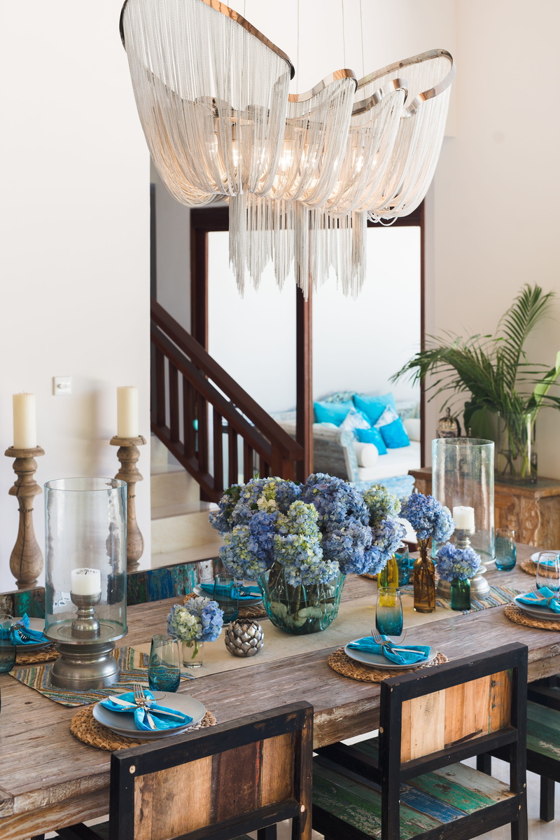 flower, table, hotel, candle, living room, wood - material, vase, 5K, canteen, glass - material, interior, interior design, plant, electric lamp, transparent