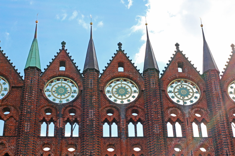 day, building exterior, clouds, travel, stralsund, building, sky, built structure, old, low angle view, nikolai church, marketplace, window, architecture