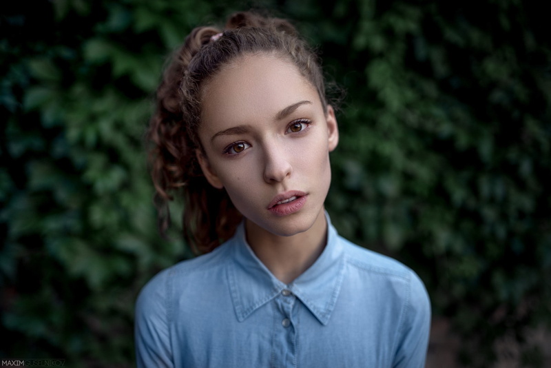 women outdoors, serious, teenager, portrait, focus on foreground, pre-adolescent child, one person, hairstyle, adolescence, beautiful woman, hazel eyes