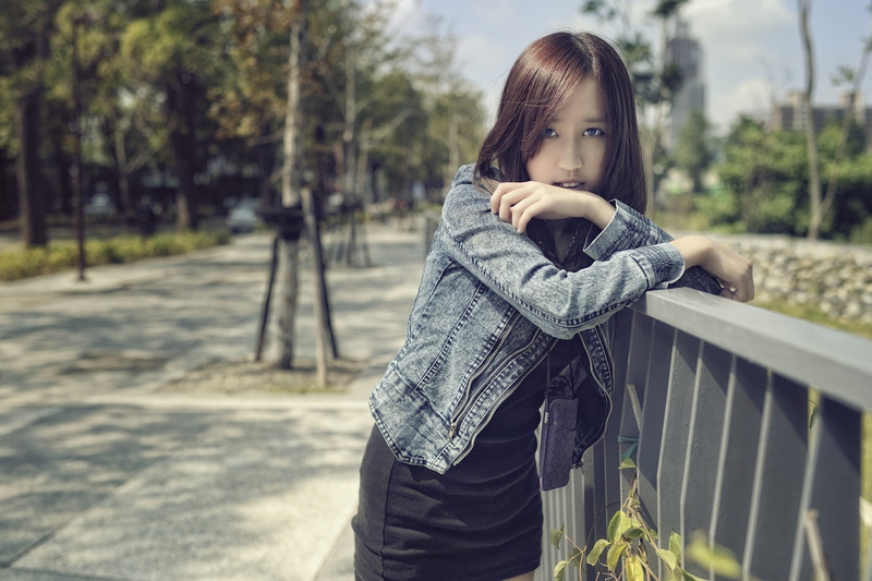 three quarter length, lifestyles, warm clothing, hairstyle, one person, casual clothing, jeans, 1080P, railing, standing, girls, tree, clothing, looking at camera