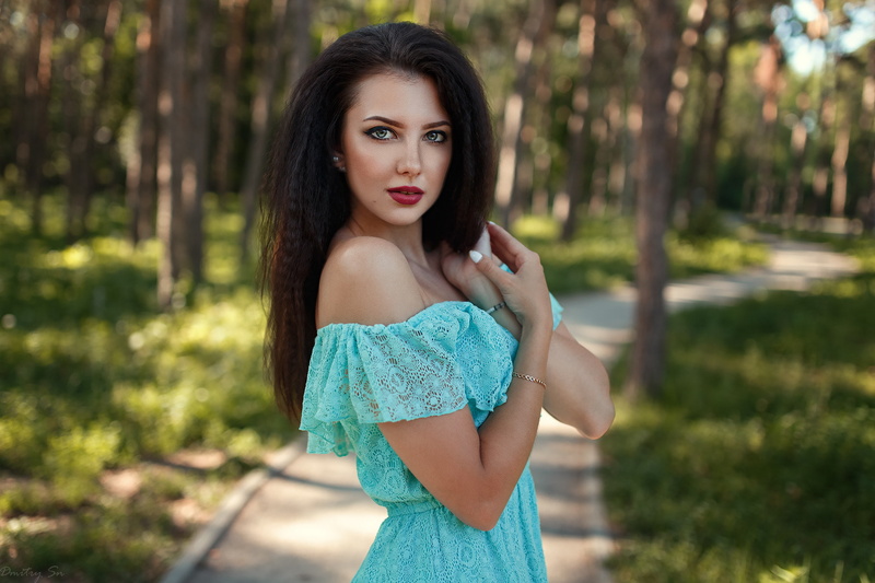 hairstyle, women outdoors, adult, women, fashion, 1080P, real people, white nails, one person, looking at camera, young women, forest, portrait, teenager