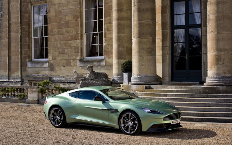 land vehicle, retro styled, architecture, mode of transportation, building exterior, Aston Martin, motor vehicle, 2K, no people, day, vintage car, building