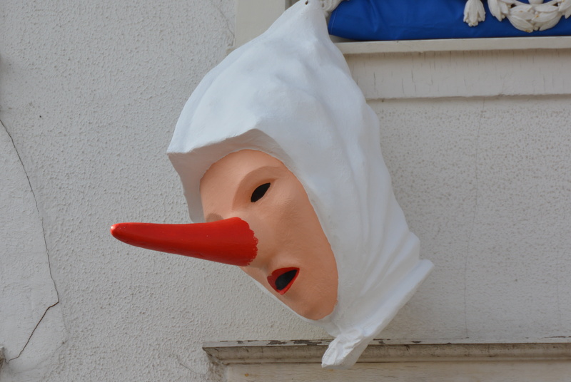 offspring, one person, obscured face, wall - building feature, 4K, human face, body part, day, laetare, toy, stavelot, architecture, blancs-moussis, white color