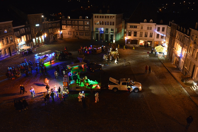 city, night, men, built structure, large group of people, 5K, high angle view, stavelot, transportation, group of people, mode of transportation, illuminated