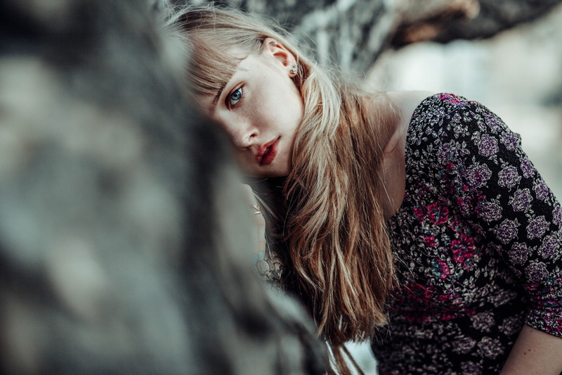 2048x1365, blue, women, lips, hair, eyes, 1080P, long, red lips, blonde, long hair, red, bokeh, blue eyes