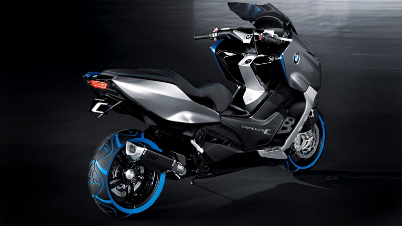 moto, sport, crash helmet, helmet, real people, competition, lifestyles, negra, wheel, sports helmet, scooter, ride, one person, azul, mode of transportation