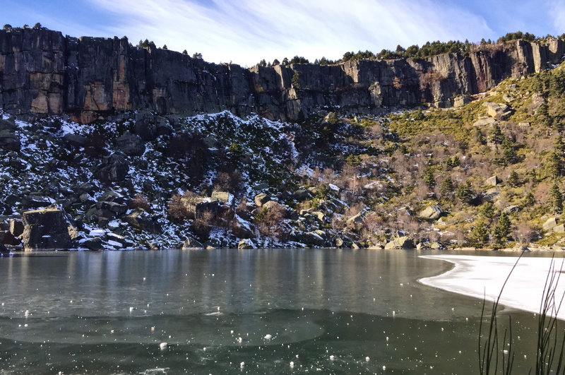 Árboles, sky, lakecold, lake, montañas, formation, water, solid, mountains, spain, cloud - sky, rock formation, trees, mountain, rock - object, 2K, cliff