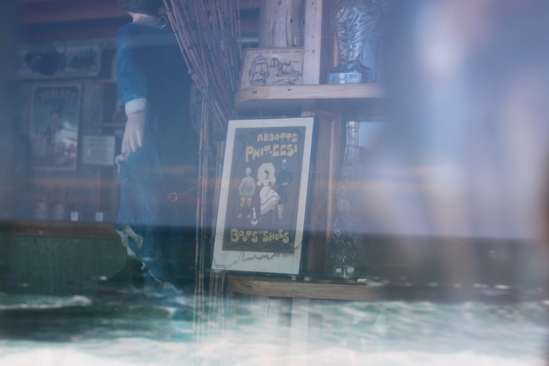 day, human representation, no people, window, neruda, casa de isla negra, western script, 5K, casa, ocean, pablo, sign, transparent, poemas, store window