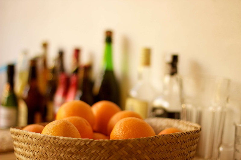 orange, indoors, wellbeing, household equipment, wine, focus on foreground, freshness, basket, no people, still life, bottle, cesto naranjas villattoro fotografiando lorenzo
