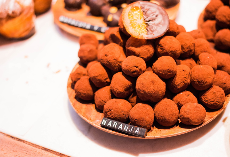 brown, unhealthy eating, sweet, ready-to-eat, freshness, chök, no people, naranja, chocolate, indoors, temptation, orange, plate, food, table, dessert
