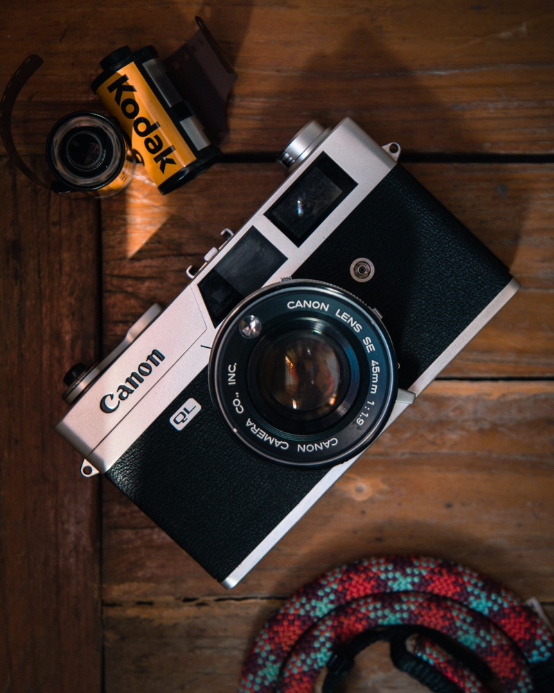 activity, technology, retro styled, indoors, table, slr camera, 4K, close-up, photographic equipment, studio shot, home video camera, slr, kodak, flatlay