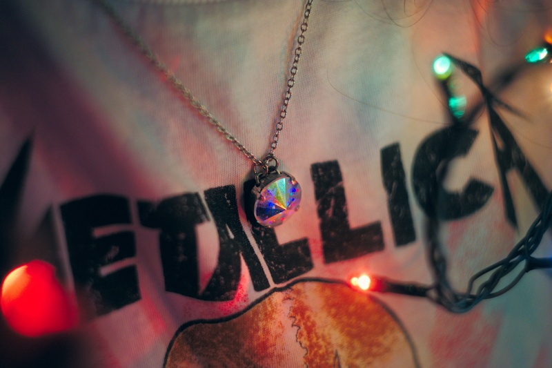 chain, communication, 5K, gemstone, multi colored, jewelry, one person, representation, skin, human hand, fashion, human, indoors, metallica, person, iridescent