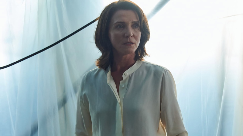 Marian Wallace, TV, actress, white shirt, TV Series, women, Michelle Fairley, 4K, Gangs of London, white clothing