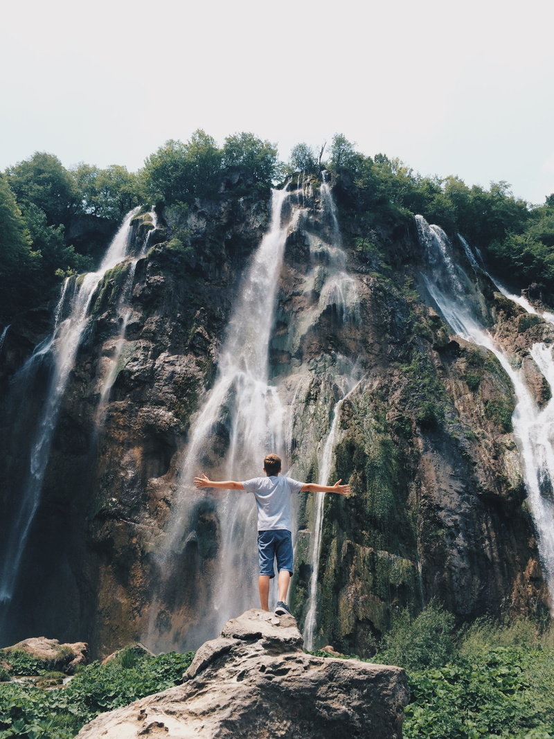 flowing, outdoors, alone, 2K, lifestyles, plant, flowing water, motion, praise, waterfalls, facing, grass, nature, trees, landscape, human arm, water