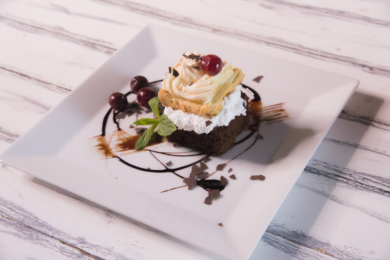 eat, table, serving size, cake, still life, dessert, sugar, no people, cooking, bakery, studio shot, flower, sweet food, high angle view, freshness, sweet