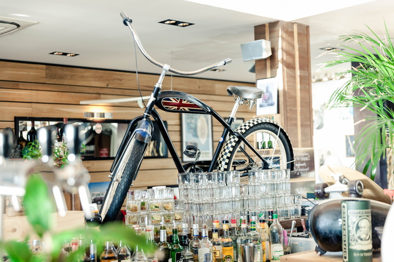 choice, bicycle, table, no people, transparent, hanging, 5K, bicycle shop, wheel, indoor, day, still life, glasses, transportation, wood - material, large group of objects
