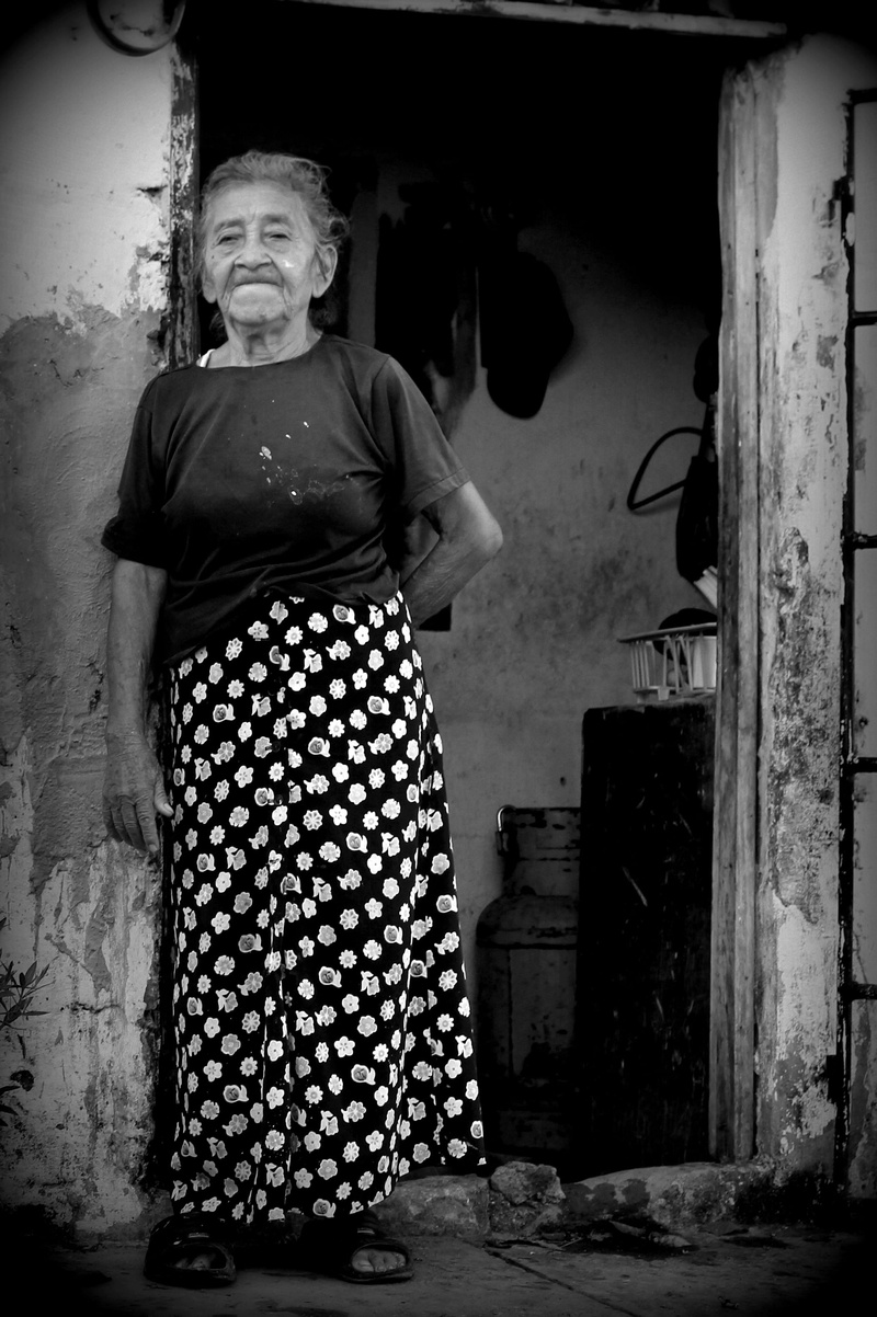 esperando en la puerta, life is hard, heroica veracruz, mujer humilde, front view, one person, mexico, humble house, waiting at the door, 2K, architecture