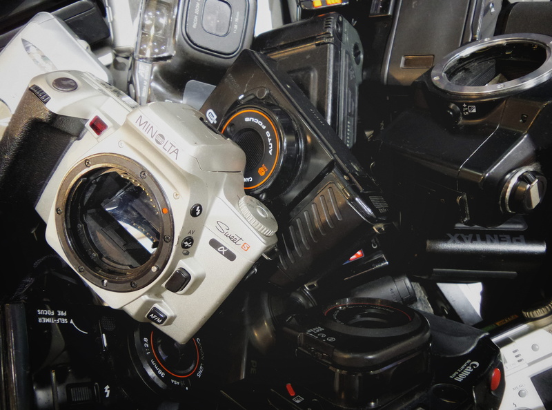 black color, pile, 古い, market, photography, photographique, photo, transportation, old, minolta, car, land vehicle, engine, 4K, camera, industry, used