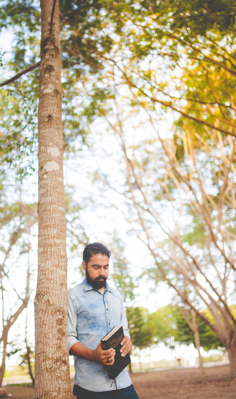 focus on foreground, casual clothing, leisure activity, cachoeira, espiritual, trees, young men, deus, one person, real people, day, comunhão, prayer, estudante