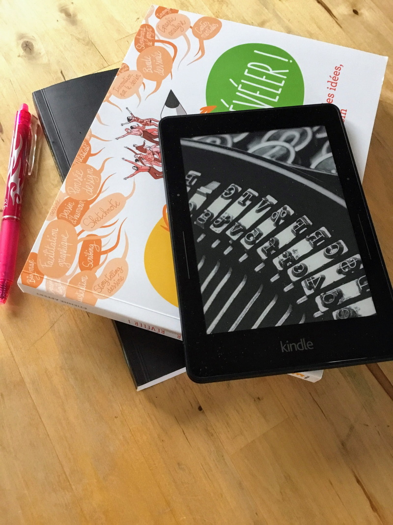 table, high angle view, livres, communication, portable information device, indoors, 2K, paper, food, connection, kindle, creativity, chemin de sart gérôme 8a