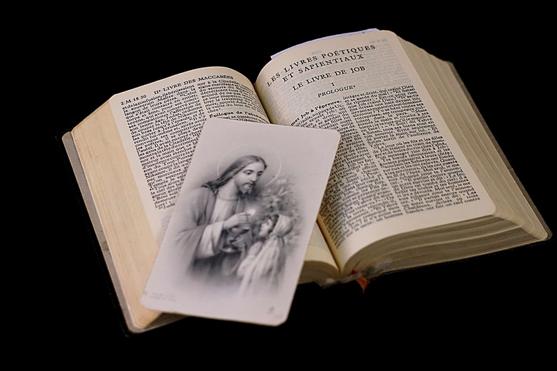 paper, literature, no people, book, text, studio shot, religion, sotrisme, christ, open, livre, indoors, spirituality, black background, biblie, wisdom