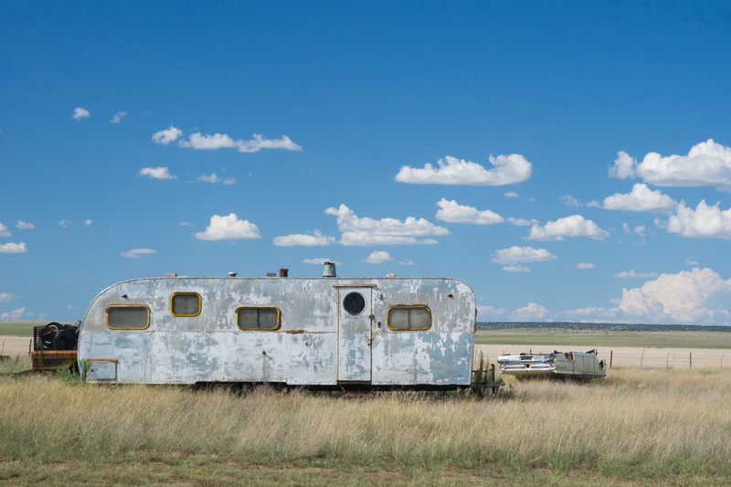 metal, mode of transportation, white, cloudy, caravan, stationary, green, sky, no people, skies, camper, obsolete, train, nature, rusty, 5K, trailer, plant