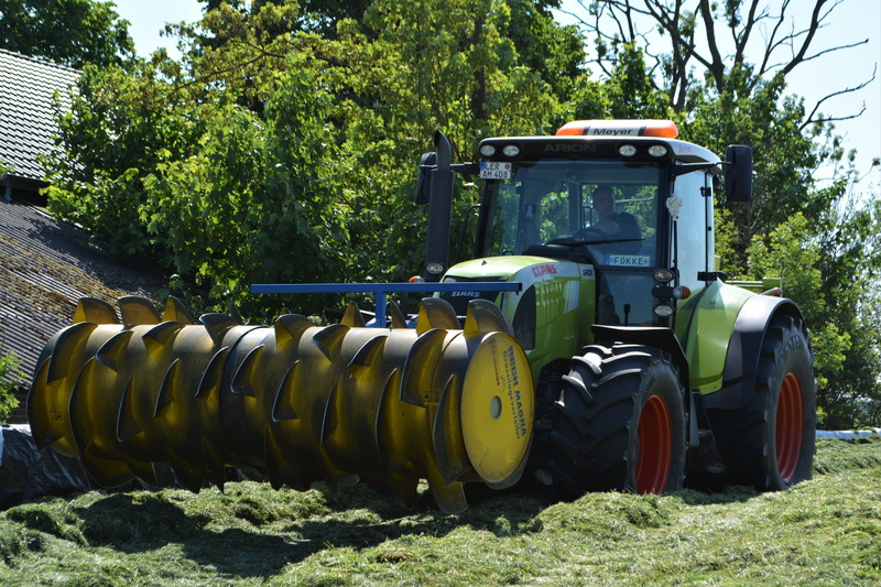 working machine, agricultural machine, harvest, day, fokke meyer, field, tractors, transportation, land, tractor, mode of transportation, machinery, claas