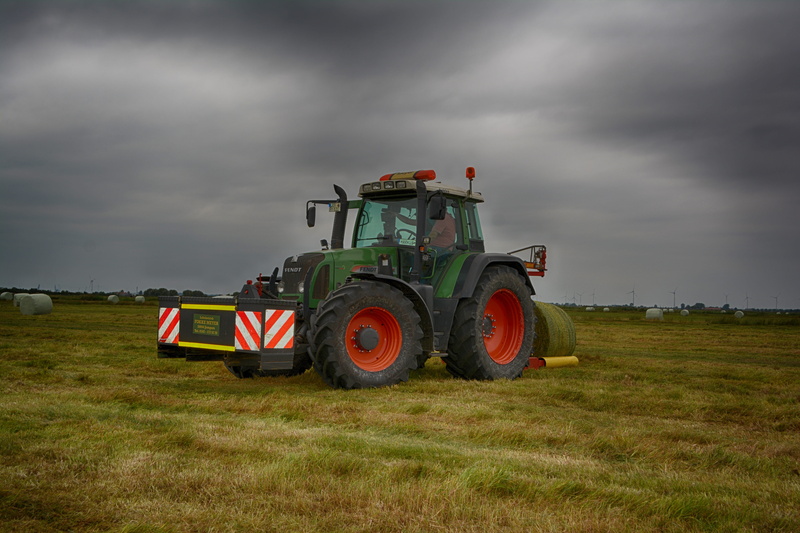 day, landtechnik, fendt 820, commercial vehicle, plant, land, tractor, hay, field, environment, transportation, farm, tug, agricultural equipment, cattle feed