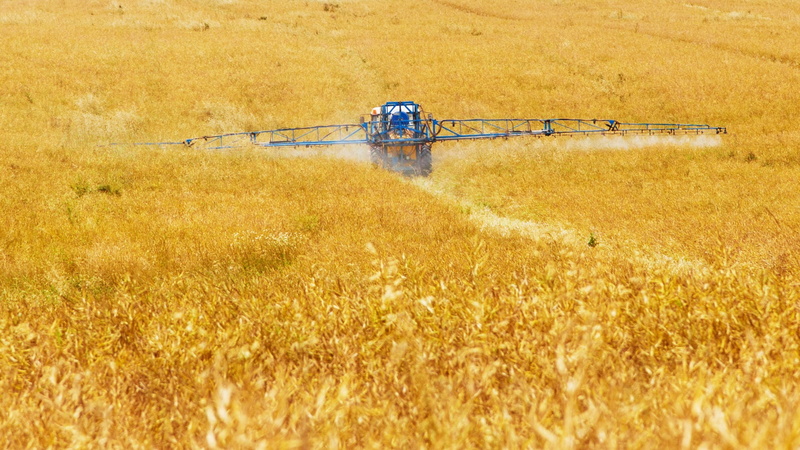 cereal Plant, sunlight, equipment, spraying, fertilizer, no people, environment, land, day, black, combine Harvester, machine, daytime, non-urban scene