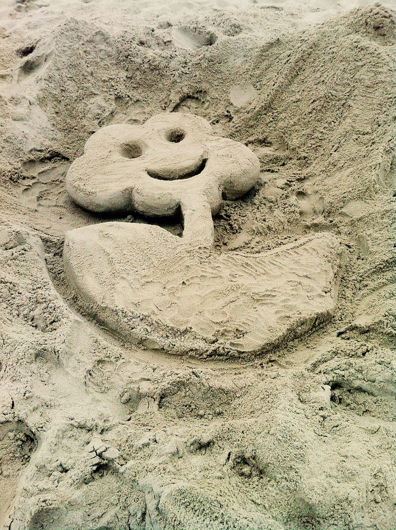 beach, joy, representation, Sand, Flower, outdoors, anthropomorphic, sculpture, 1080P, Smile, good mood, Symbol, smiling, sand artwork, Relief, creativity