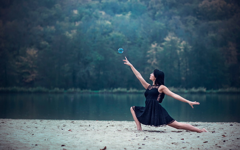 lifestyles, bubbles, human arm, young adult, young women, water, outdoors, full length, skill, land, barefoot, one person, brunette, trees, tree, 1080P
