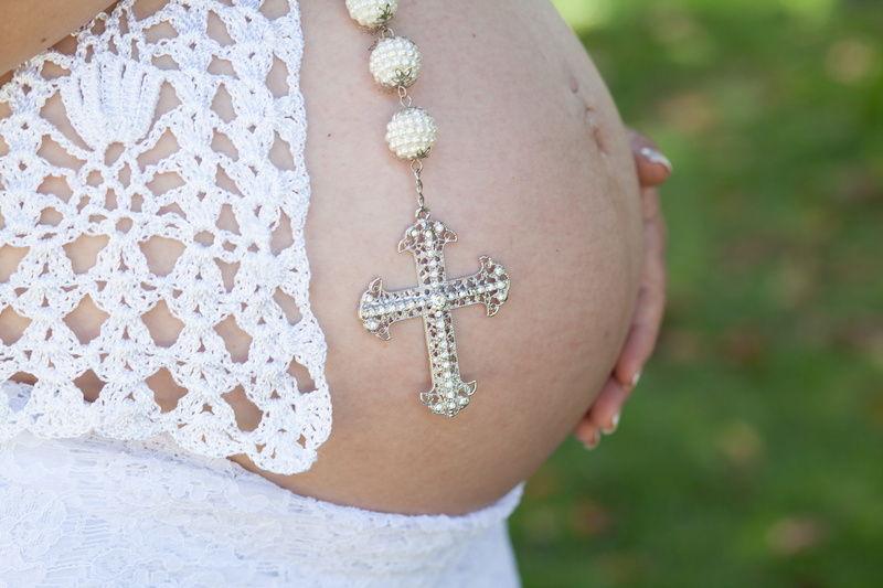 lifestyles, human abdomen, close-up, event, fashion, life events, one person, day, midsection, personal accessory, pregnant photos, clothing, pearl jewelry