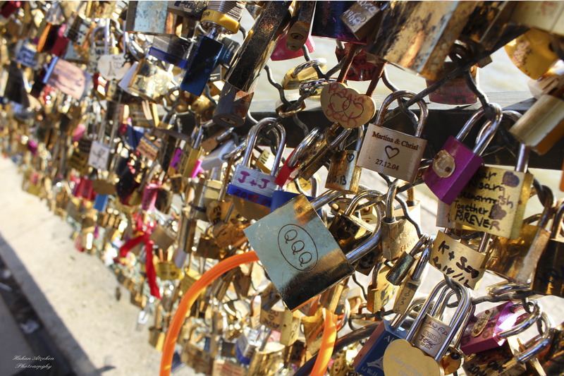 hanging, europe, outdoors, bridge, travel, variation, message, text, paris, 5K, love lock, love, positive emotion, abundance, choice, large group of objects