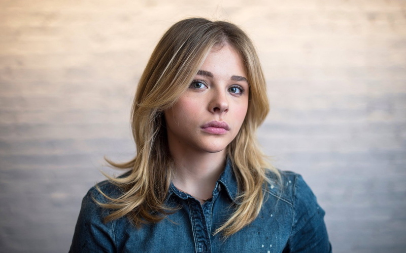hair, face, looking at camera, green eyes, beautiful woman, young adult, women, jeans, Chloë Grace Moretz, casual clothing, long hair, headshot, front view