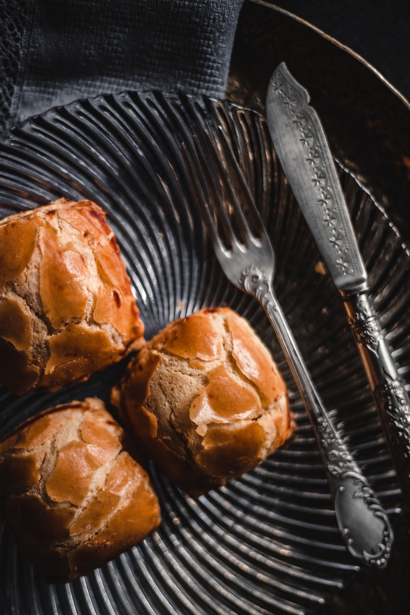 cream, cream cheese, studio shot, cheese, heat - Temperature, fork, bread, kitchen utensil, 5K, unhealthy eating, high angle view, pastry, gourmet, dark