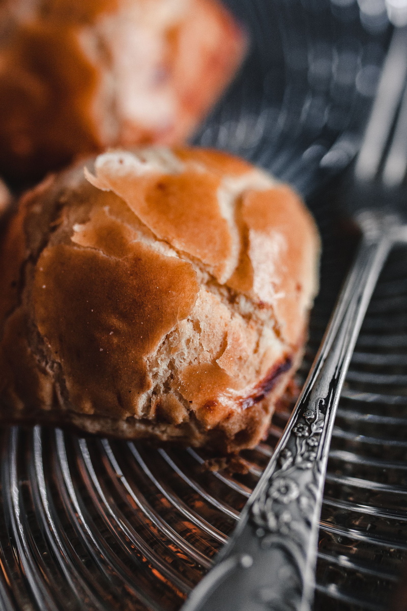 inside, brown, oven, delicious, cream, 2K, selective Focus, barbecue grill, bread, ready-to-eat, Sweet buns, close-up, baked, dessert, barbecue, meat