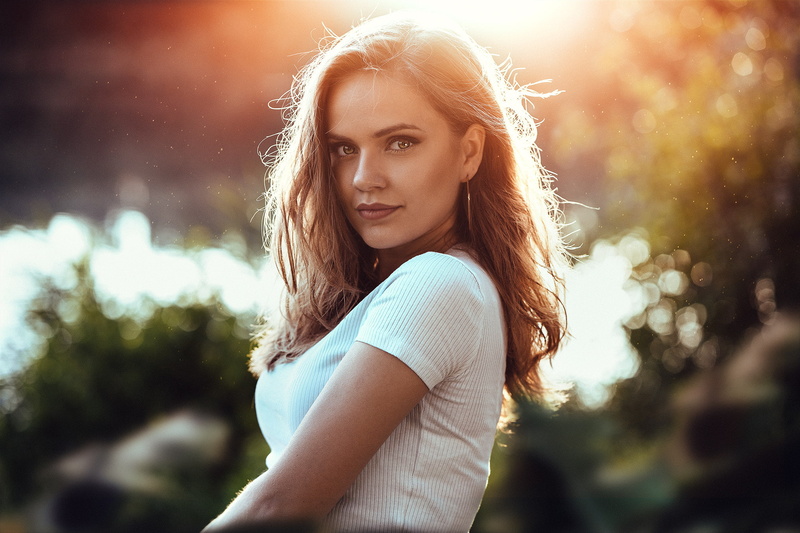 focus on foreground, nature, 1080P, young adult, leisure activity, face, smiling, young women, women, beauty, casual clothing, looking at camera, hairstyle