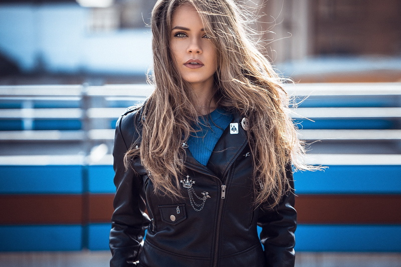 blonde, 1080P, Dajana, makeup, jacket, Anatoly Oskin, beauty, model, kozhanka, the sun, background, hairstyle, bokeh, black, Dajana Kllogjri, portrait