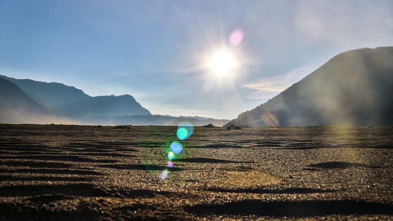 beauty in nature, outdoors, sunrise, scenery, tranquility, mountain, nature, sunlight, peak, day, natural, remote, sunbeam, asia, sun, land, non-urban scene