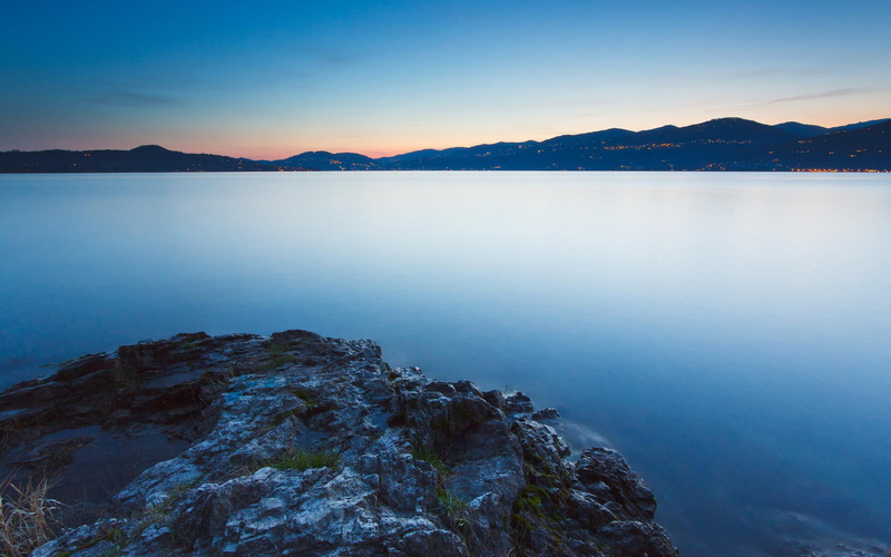 lakes, beautiful, mountains, dream, waters, skies, nature, 3d, 2K, blue, city, flying, lights, calm, rocky, shore, dusk
