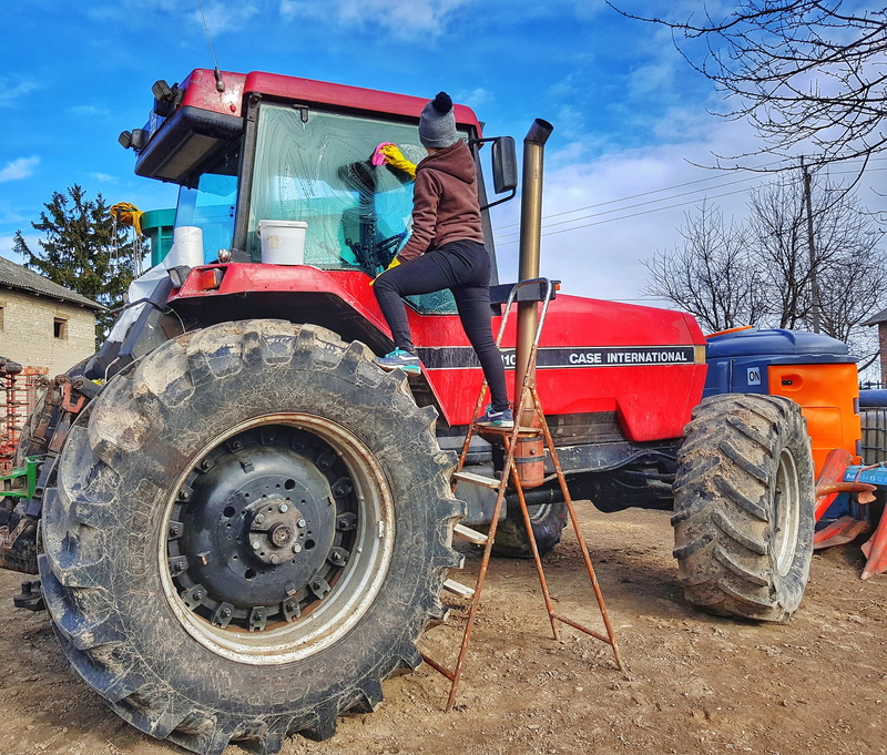 full length, rolnik, men, wheel, outdoors, occupation, sky, female farmer, land vehicle, real people, red tractor, agricultural machinery, countryside