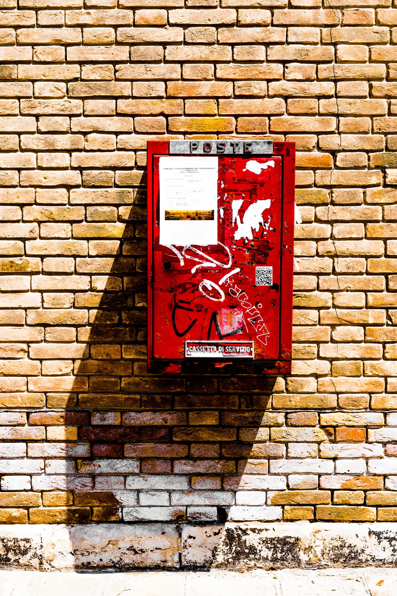 text, information sign, graffiti, information, sign, outdoors, building exterior, poste, built structure, cassetta die servizio, structure, day, brick
