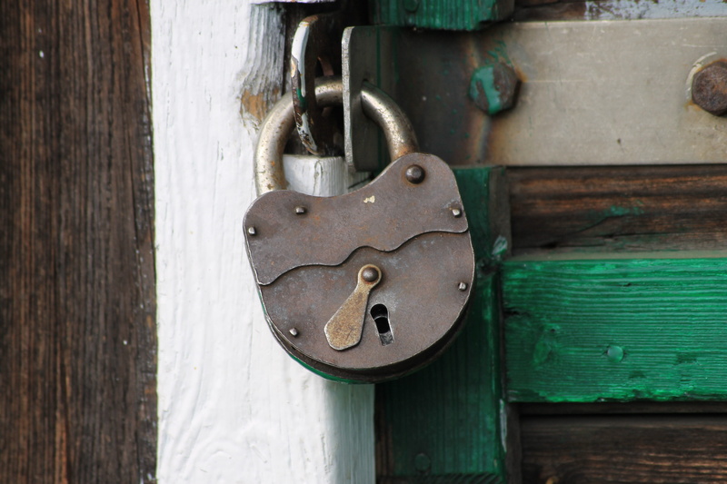 4K, day, wood - material, latch, no people, metal, rusty, building, lock, close-up, hanging, padlock, outdoors, old, economy, barn, security, protection