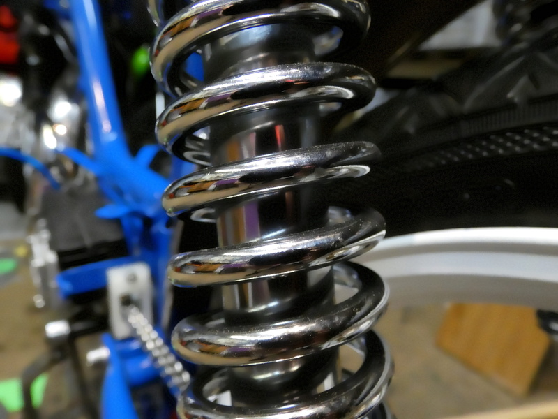 4K, indoors, equipment, no people, sports training, shiny, metal, technology, weight, industry, connection, alloy, Shock Absorbers, sport, Chrome, close-up