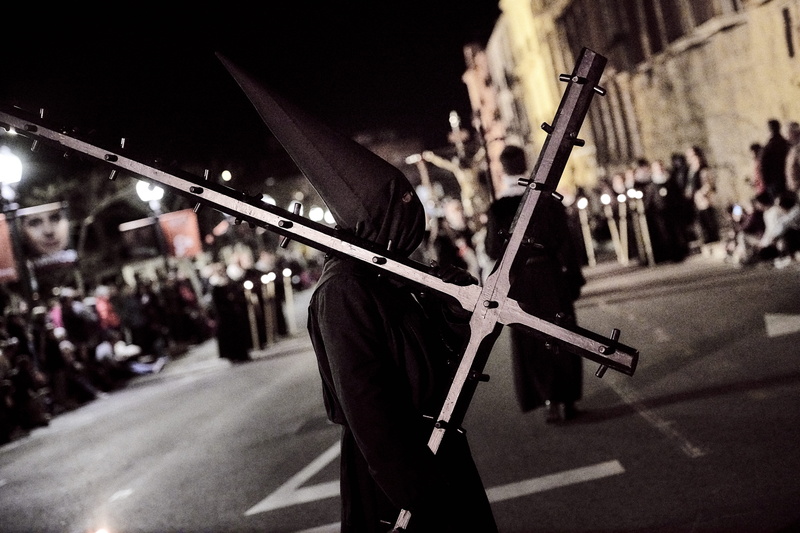 skin, parade, unrecognizable person, incidental people, finger, man, tarmac, the past, weapon, cross, road, intersection, person, holy wee, real people
