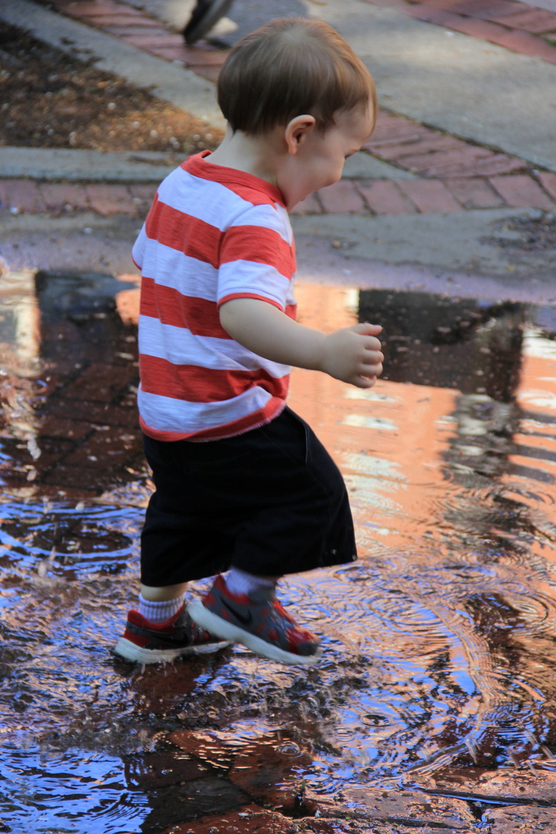 men, looking, Water, lifestyles, real people, playing, outdoors, splashes, Wee, children only, casual clothing, childhood, innocence, day, 5K, full length
