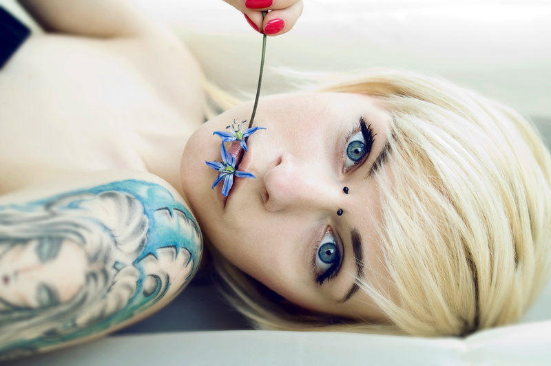 nose, 2K, hair, eyes, piercings, mouth, blue, faces, open, piercing, hd, julia, short, women, art, tattoos, flowers, blondes, nature