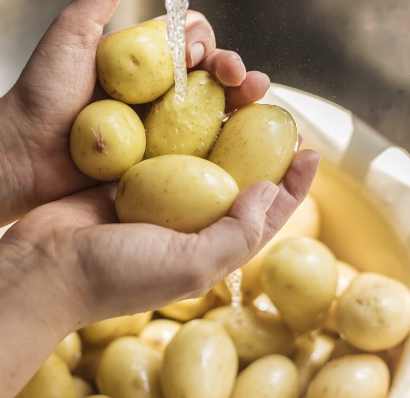 human finger, potatoes, hands, fruit, cleaning, one person, water, washing, food photography, indoors, 4K, food and drink, vegetable, ingredient, raw