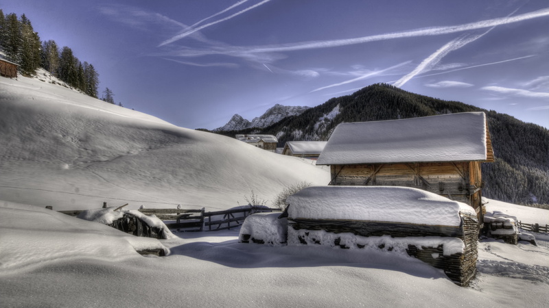 mountain, snow, hut, snowcapped mountain, beauty in nature, foresst, tranquil scene, flight tracking, daytime, shack, mountainside, tree, winter, cloud