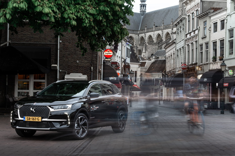 building exterior, motor vehicle, road, bicycle, built structure, real people, incidental people, car, urban, transportation, city, city center, netherlands